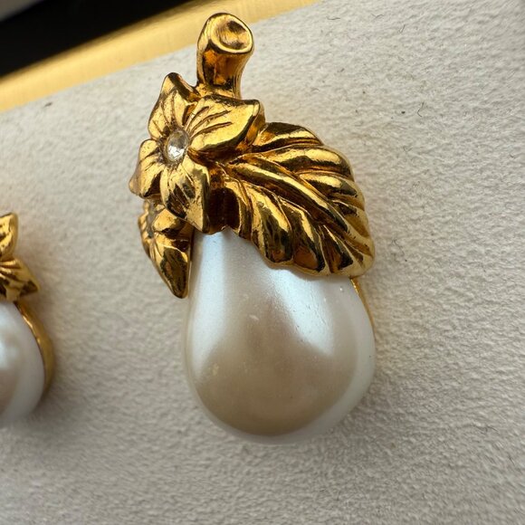 Vintage Avon Gold-Tone Faux Pearl & Flower Earrings With Rhinestone Accents Eleg - Picture 5 of 8